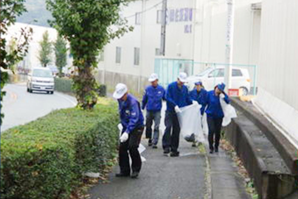 地域の道路清掃の様子